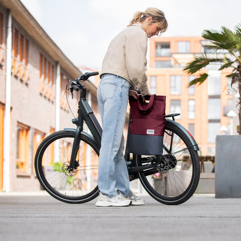 Sacoche vélo shopper recyclée Urban Proof 20 litres bordeaux rouge gris